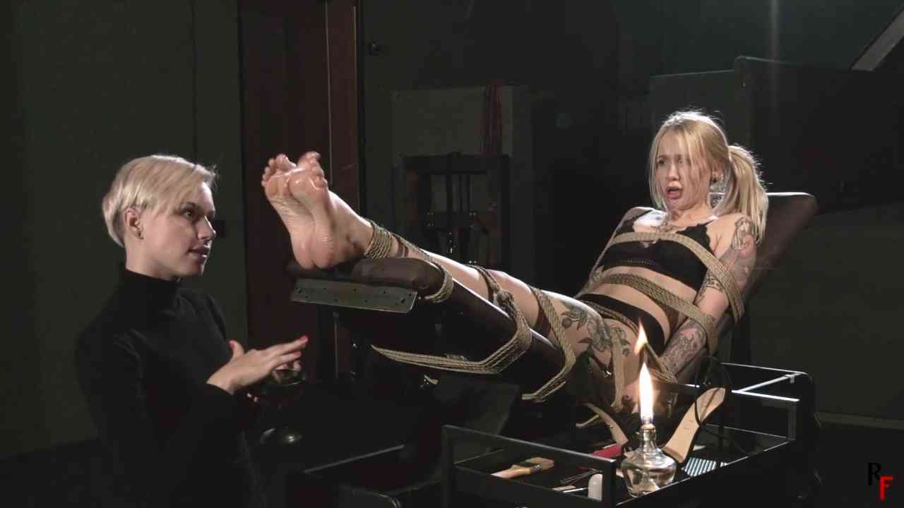 Olivia on the bench - Astrid plays with her oiled soles using candles.mp4.00_13_.jpg