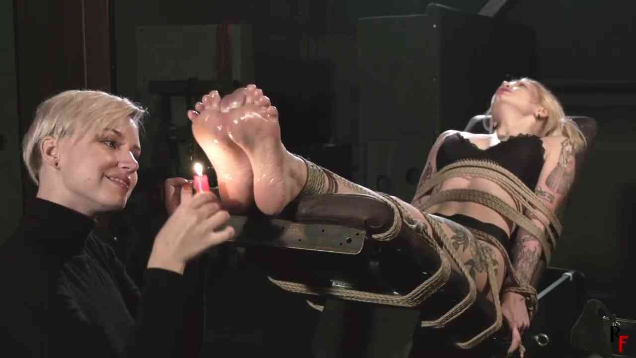 Olivia on the bench - Astrid plays with her oiled soles using candles.mp4.00_18_.jpg