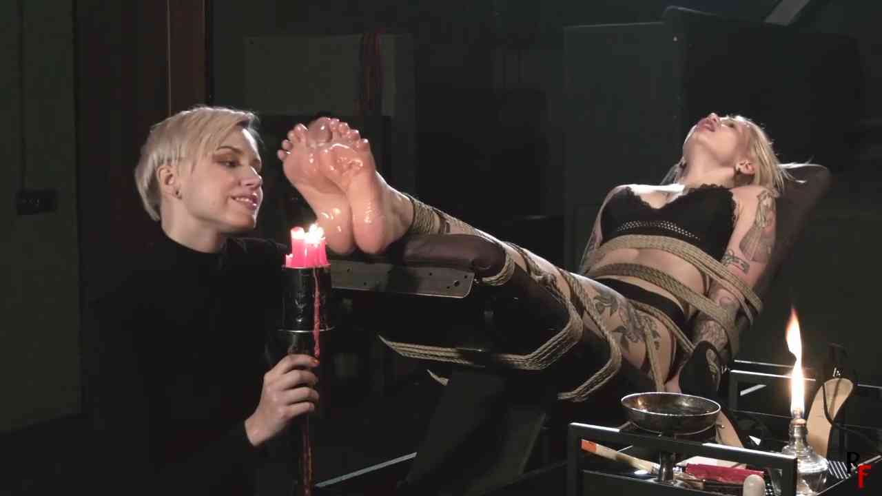 Olivia on the bench - Astrid plays with her oiled soles using candles.mp4.00_28_.jpg